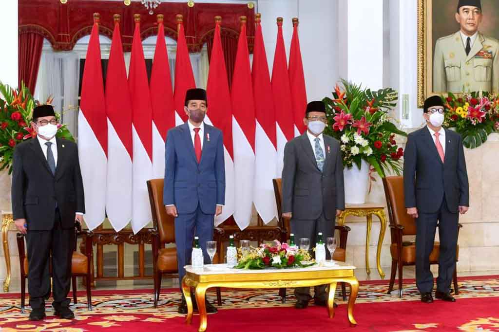 Turut mendampingi Presiden Jokowi saat menghadiri secara virtual Sidang Istimewa Laporan Tahunan Mahkamah Agung 2021, yakni Menteri Koordinator Politik, Hukum dan Keamanan Mahfud MD, Menteri Hukum dan HAM Yasonna Laoly, dan Sekretaris Kabinet Pramono Anung.