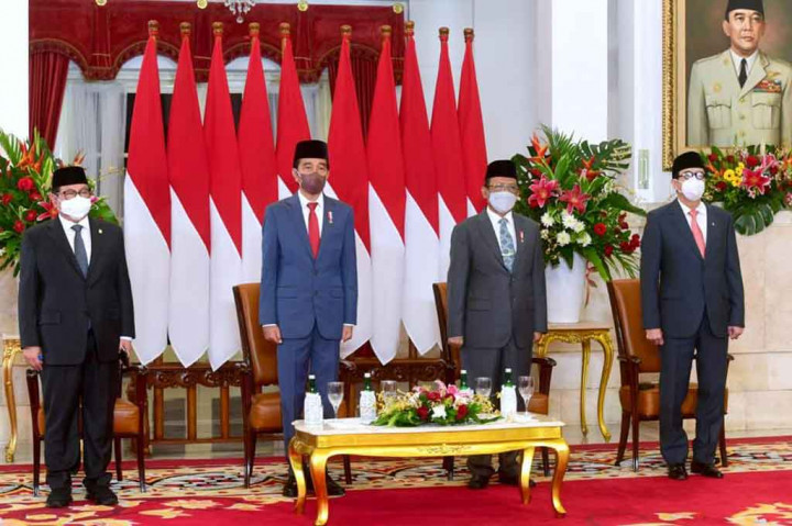 Turut mendampingi Presiden Jokowi saat menghadiri secara virtual Sidang Istimewa Laporan Tahunan Mahkamah Agung 2021, yakni Menteri Koordinator Politik, Hukum dan Keamanan Mahfud MD, Menteri Hukum dan HAM Yasonna Laoly, dan Sekretaris Kabinet Pramono Anung.