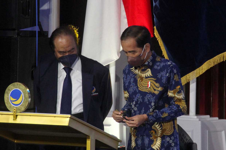 Peresmian NasDem Tower ini ditandai dengan penandatanganan prasasti. Penandatanganan itu didampingi Ketua Umum Partai NasDem Surya Paloh. 