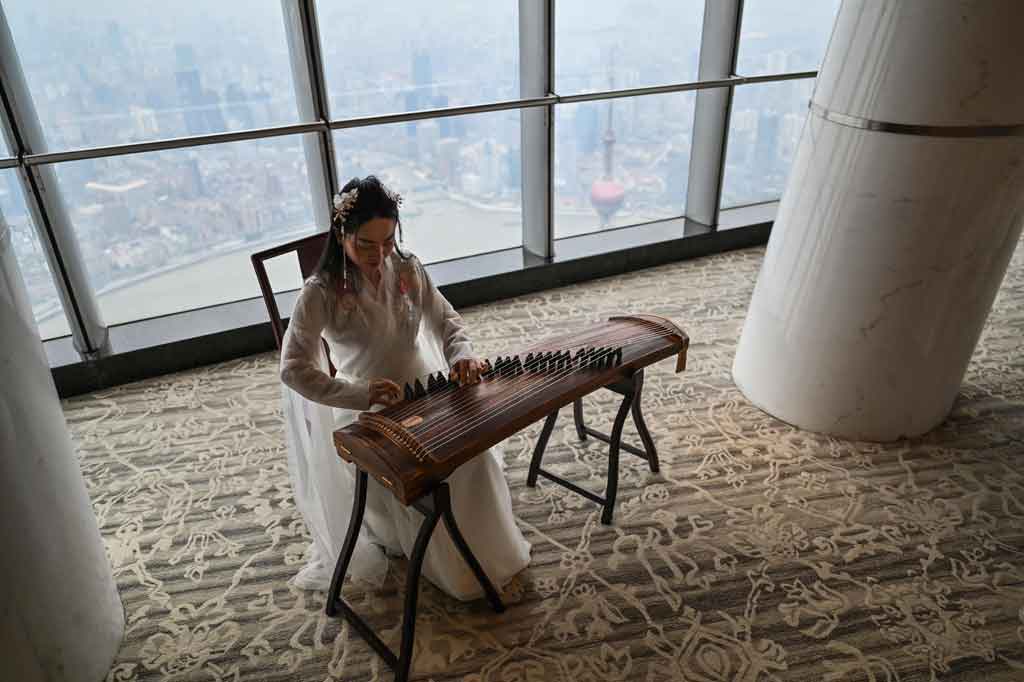 Restoran ini memadukan unsur masakan Eropa, Jepang, dan Tiongkok untuk revitalisasi baru pada hidangan tradisional dengan menu makan siang, teh sore, dan makan malam.