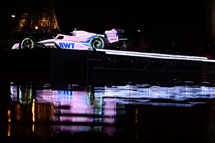 Tim Alpine meluncurkan mobil balap Formula 1 terbarunya Alpine A522 menjelang Musim 2022 di Palais de Tokyo, Paris, Prancis, Senin, 22 Februari 2022. 