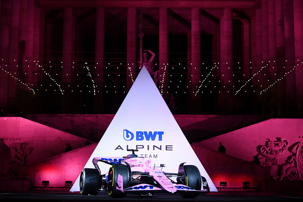 Mereka menjadi tim kesembilan yang mengungkap mobilnya menjelang uji coba musim dingin pertama akhir pekan ini.