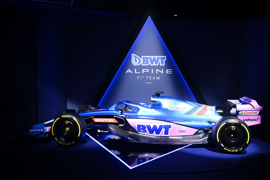 Mobil yang diberi nama A522 itu menampilkan livery yang direvisi, dengan skema warna pink berpadu dengan warna biru.