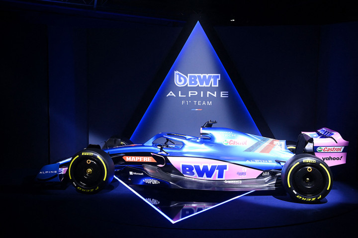 Mobil yang diberi nama A522 itu menampilkan livery yang direvisi, dengan skema warna pink berpadu dengan warna biru.