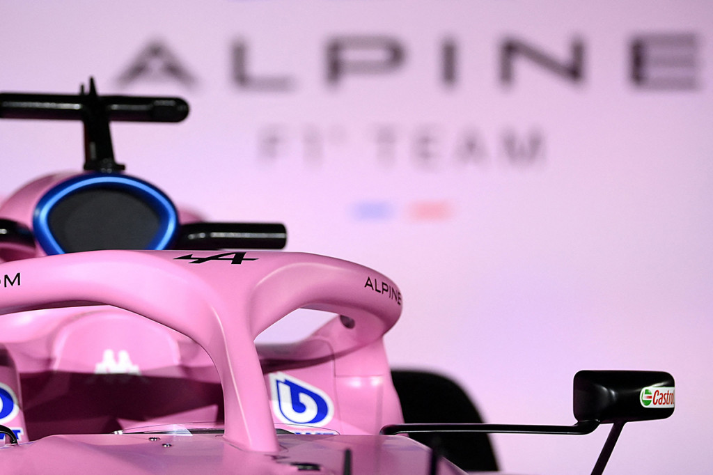 A522 baru milik tim Renault dirancang dengan aturan baru yang radikal, dengan aerodinamis yang lebih bersih menyapu ke belakang serta roda 18 inci yang lebih besar untuk meningkatkan balap wheel-to-wheel.