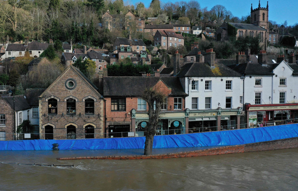 Tanggul penahan banjir ini masih menjaga luapan air sungai walaupun bersifat sementara.