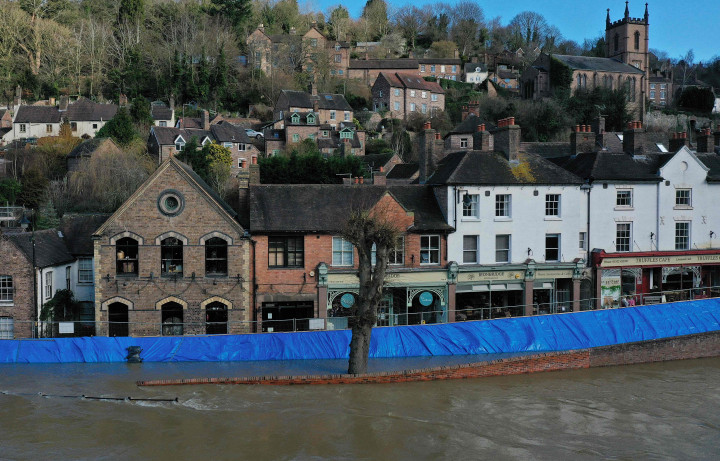 Tanggul penahan banjir ini masih menjaga luapan air sungai walaupun bersifat sementara.