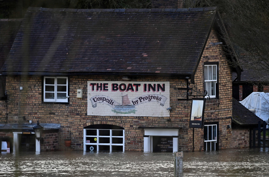 Beberapa lokasi yang tidak terjangkau tanggul langsung membanjiri rumah warga. 