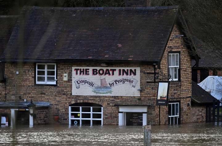 Beberapa lokasi yang tidak terjangkau tanggul langsung membanjiri rumah warga. 