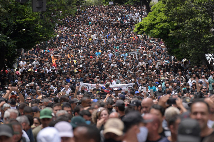 Ribuan petugas polisi dan agen pasukan keamanan negara bagian Minas Gerais memprotes tuntutan kenaikan gaji di Belo Horizonte, Brasil, pada 21 Februari 2022.