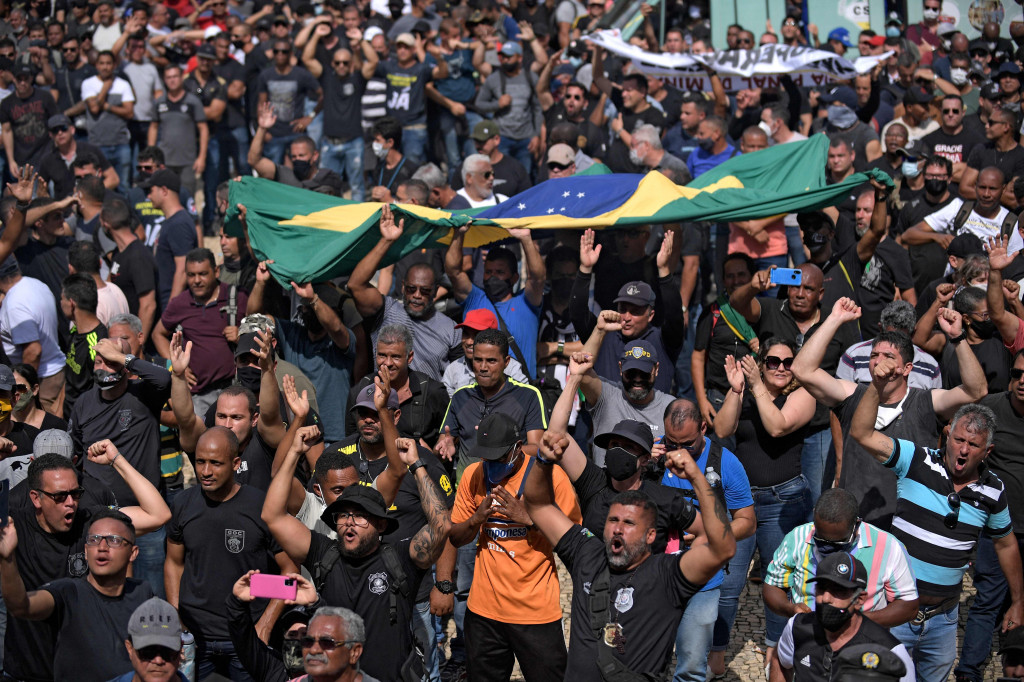 Polisi dan agen pasukan keamanan negara bagian Minas Gerais di Brasil, protes menuntut gaji yang lebih tinggi.