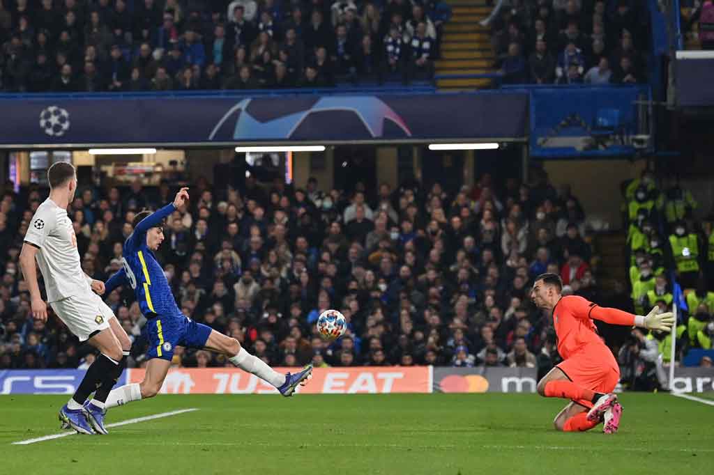 Bermain di kandang sendiri, Chelsea langsung tancap gas setelah pertandingan dimulai. The Blues hampir membuka keunggulan pada menit ke-5. Umpan Cesar Azpilicueta disambut sontekan Kai Havertz. Sayang bola masih melambung.