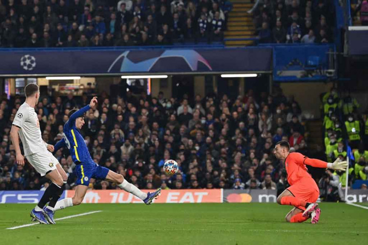 Bermain di kandang sendiri, Chelsea langsung tancap gas setelah pertandingan dimulai. The Blues hampir membuka keunggulan pada menit ke-5. Umpan Cesar Azpilicueta disambut sontekan Kai Havertz. Sayang bola masih melambung.