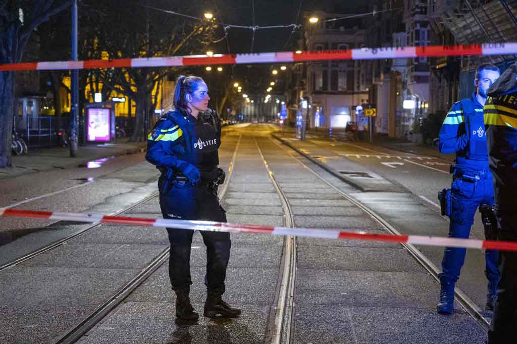 Polisi berjaga di luar sebuah toko, di mana seorang pria bersenjata menyandera beberapa pengunjung, Selasa, 22 Februari 2022 waktu setempat. Polisi menambahkan bahwa beberapa dari mereka telah berhasil dibebaskan.