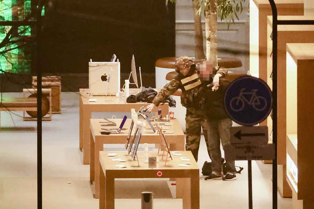 Gambar di media sosial menunjukkan tersangka menahan seorang pria dengan todongan senjata, media lokal melaporkan. Beberapa saksi mendengar suara tembakan di dalam Apple Store.
