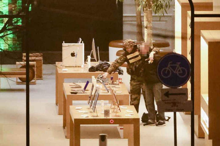 Gambar di media sosial menunjukkan tersangka menahan seorang pria dengan todongan senjata, media lokal melaporkan. Beberapa saksi mendengar suara tembakan di dalam Apple Store.
