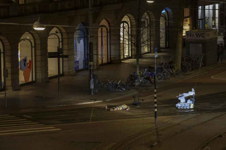 Tidak lama kemudian polisi berhasil mengendalikan situasi dan tersangka berhasil dilumpuhkan. Polisi mengatakan pria bersenjata itu berbaring di jalan dan sebuah robot sedang memeriksanya untuk mencari bahan peledak di depan toko di Leidseplein di jantung kota Belanda.