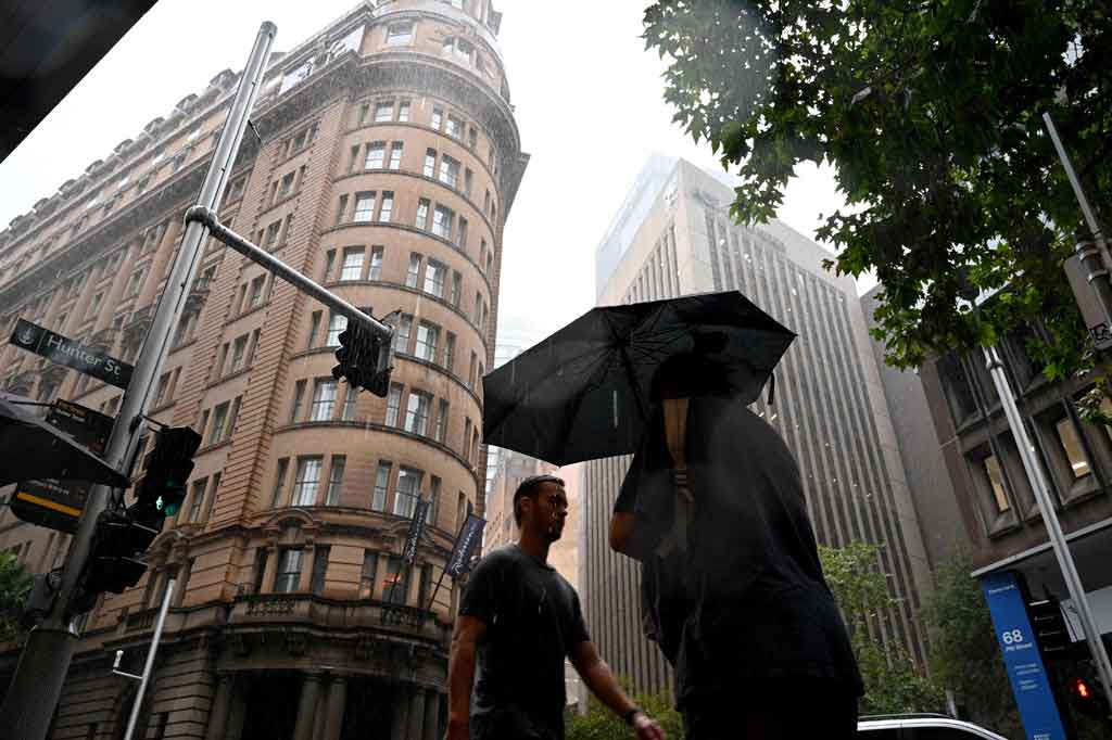 Hujan deras turun di beberapa bagian negara bagiannya dalam 24 jam terakhir, menyebabkan beberapa penutupan jalan dan kekacauan transportasi. Layanan darurat menerima lebih dari seratus panggilan untuk bantuan dan kru penyelamat air yang cepat telah dikirim untuk membantu puluhan warga yang terdampar.