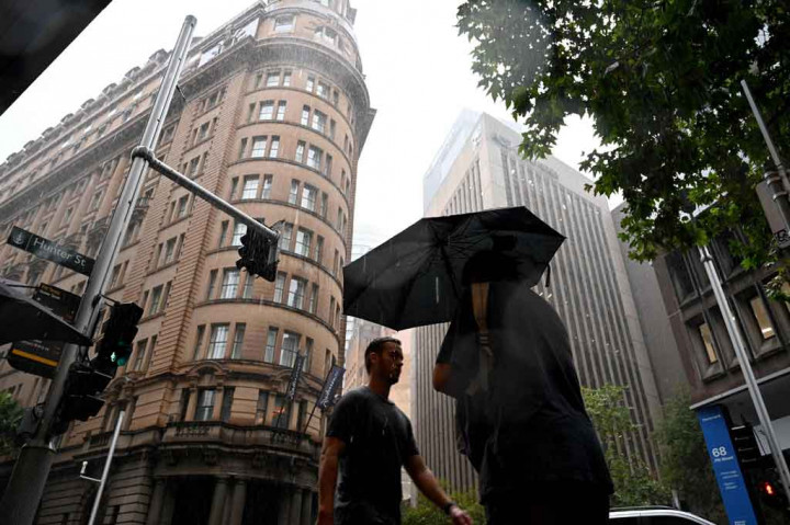 Hujan deras turun di beberapa bagian negara bagiannya dalam 24 jam terakhir, menyebabkan beberapa penutupan jalan dan kekacauan transportasi. Layanan darurat menerima lebih dari seratus panggilan untuk bantuan dan kru penyelamat air yang cepat telah dikirim untuk membantu puluhan warga yang terdampar.