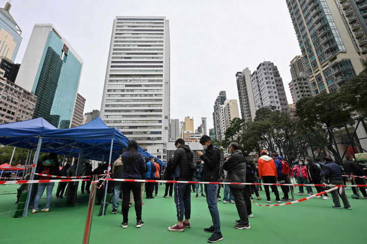 Pemerintah Hong Kong akan melakukan tes Covid-19 pada seluruh populasinya bulan Maret nanti karena peningkatan tajam jumlah kasus di sana.
