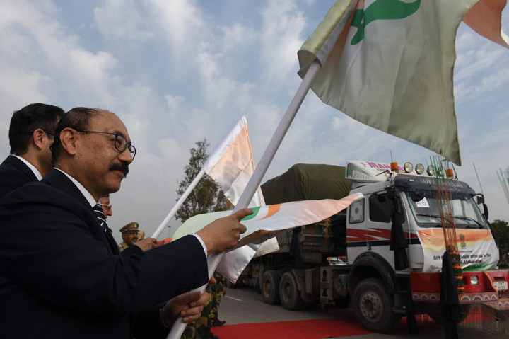 Truk pengangkut gandum melintasi perbatasan India-Pakistan menuju Afghanistan. 
Gandum tersebut merupakan bantuan India kepada Afghanistan yang sedang dilanda krisis ekonomi dan kemiskinan.