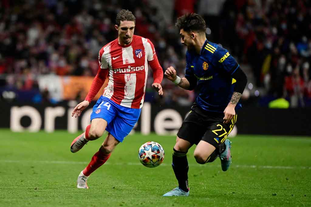 Sime Vrsaljko hampir saja menggandakan keunggulan Atletico menjelang turun minum. Namun sayan sundulannya menyambut umpan silang Lodi masih membentur mistar gawang MU. Skor 1-0 untuk tuan rumah bertahan hingga jeda.