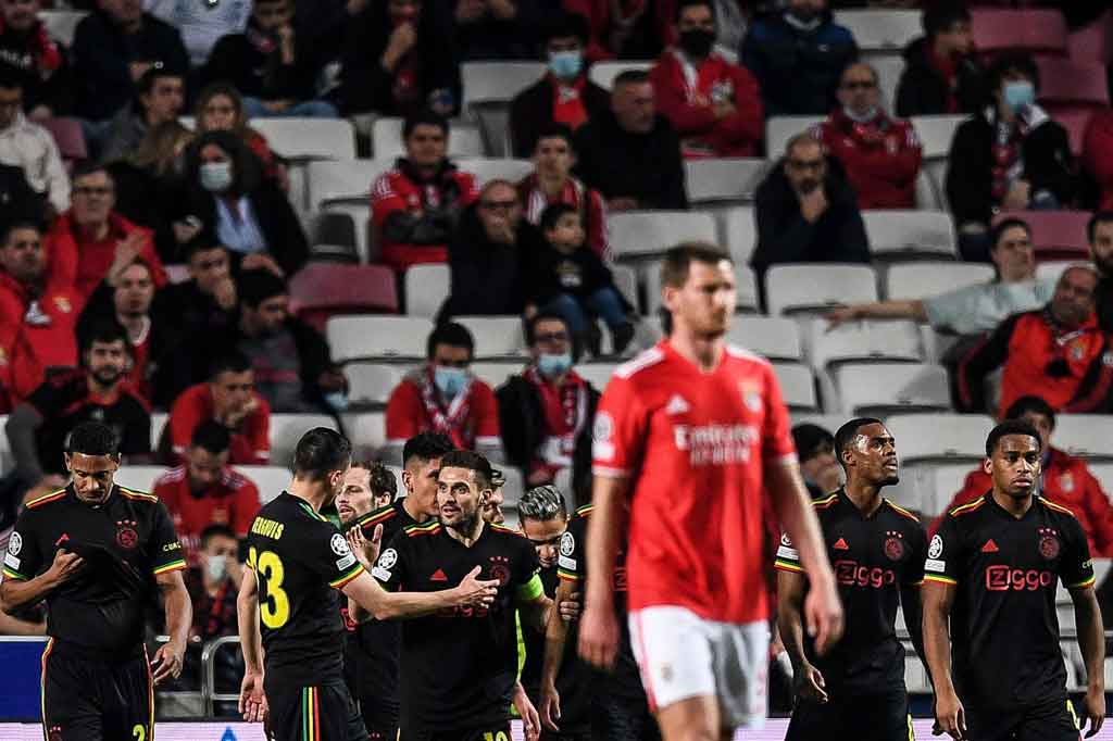 Bermain di kandang lawan, Estadio Da Luz, Ajax berhasil unggul terlebih dahulu pada menit ke-18 lewat sepakan voli kapten Dusan Tadic.
