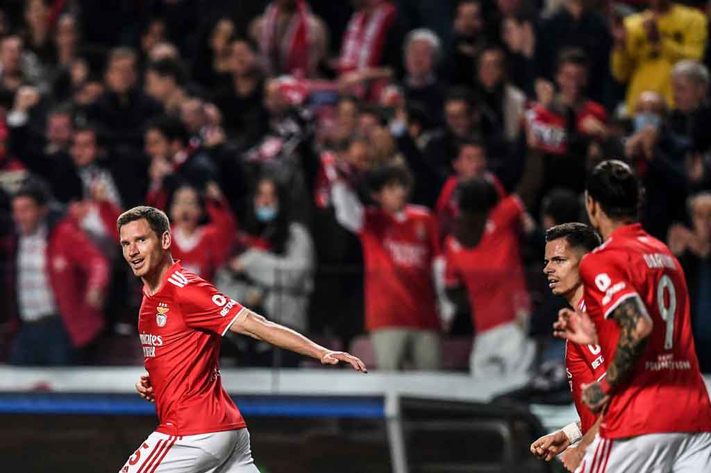 Namun gol bunuh diri Sebastian Haller membuat kedudukan imbang tujuh menit kemudian.