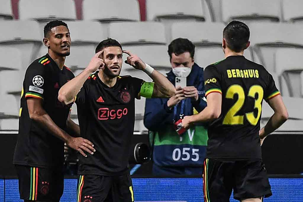 Ajax tidak butuh waktu lama untuk mengembalikan keunggulannya, saat Haller menebus kesalahannya dengan penyelesaian akhir pada menit ke-29. Skor 2-1 untuk Ajax.