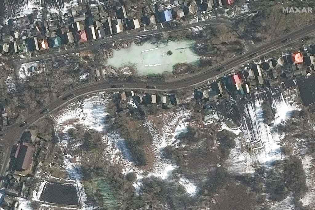 Gambar-gambar itu menunjukkan beberapa penempatan baru peralatan lapis baja dan pasukan berangkat dari lokasi militer yang ada ke hutan dan ladang sekitar 9 hingga 19 mil dari perbatasan Rusia dengan Ukraina, kata perusahaan citra satelit AS Maxar dalam sebuah email.