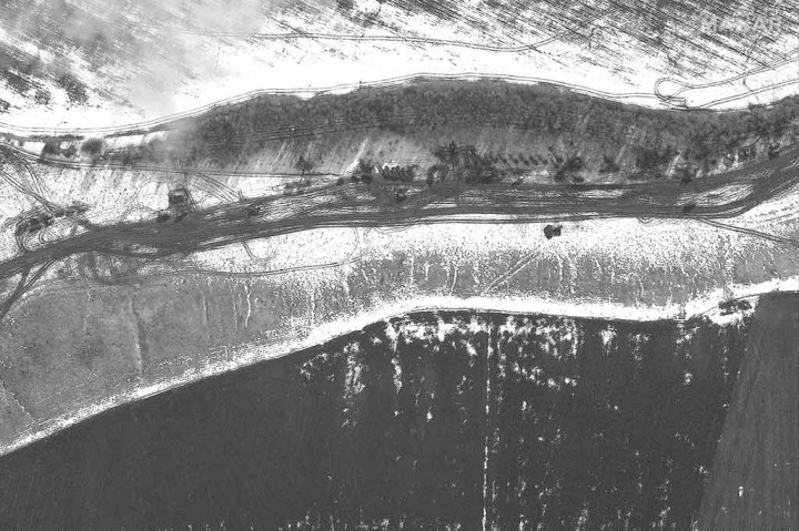 Foto-foto terbaru tampak menunjukkan jejak kendaraan yang memotong melalui ladang yang tertutup salju yang dikelilingi oleh hutan dan dibatasi oleh jalan, dengan beberapa bangunan juga terlihat.