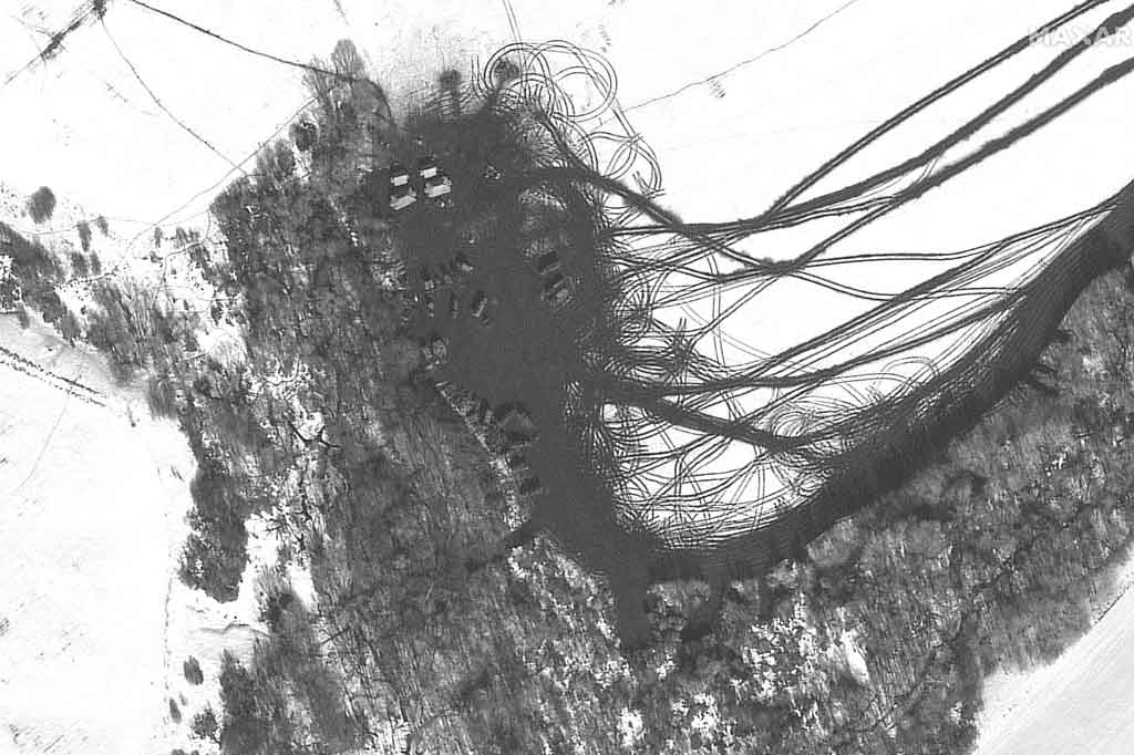 Analisis foto hari Minggu, ditambah foto lainnya yang diambil pada 13 Februari, menunjukkan pergerakan pasukan dan peralatan di dekat tiga wilayah di Rusia barat daya, menurut perusahaan satelit yang berbasis di Colorado.