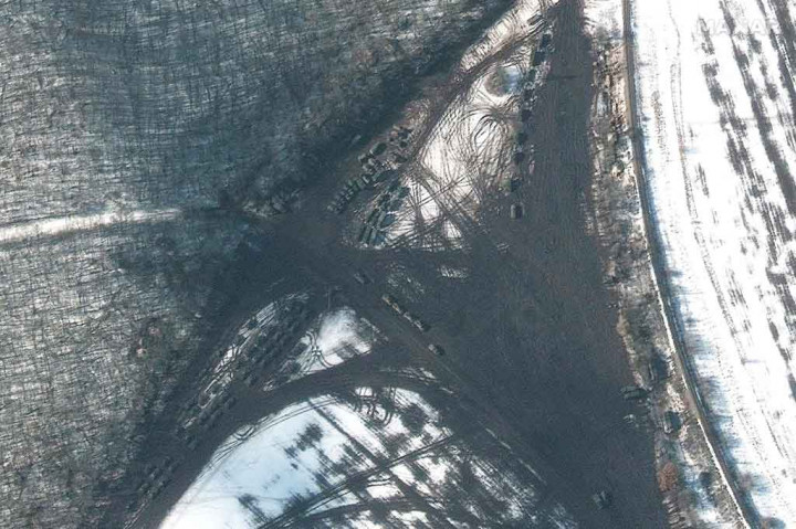 “Hari ini, sebagian besar unit tempur dan peralatan pendukung di Soloti telah berangkat dan jalur kendaraan yang luas dan beberapa konvoi peralatan lapis baja terlihat di seluruh area. Beberapa peralatan juga telah dikerahkan di sebelah timur Valuyki, Rusia di sebuah lapangan sekitar 15 kilometer utara perbatasan Ukraina,” kata Maxar.