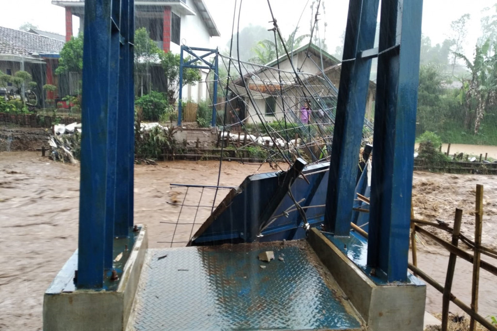 Banjir juga menghancurkan satu jembatan yang menjadi akses warga.