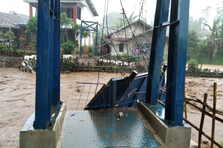 Banjir juga menghancurkan satu jembatan yang menjadi akses warga.