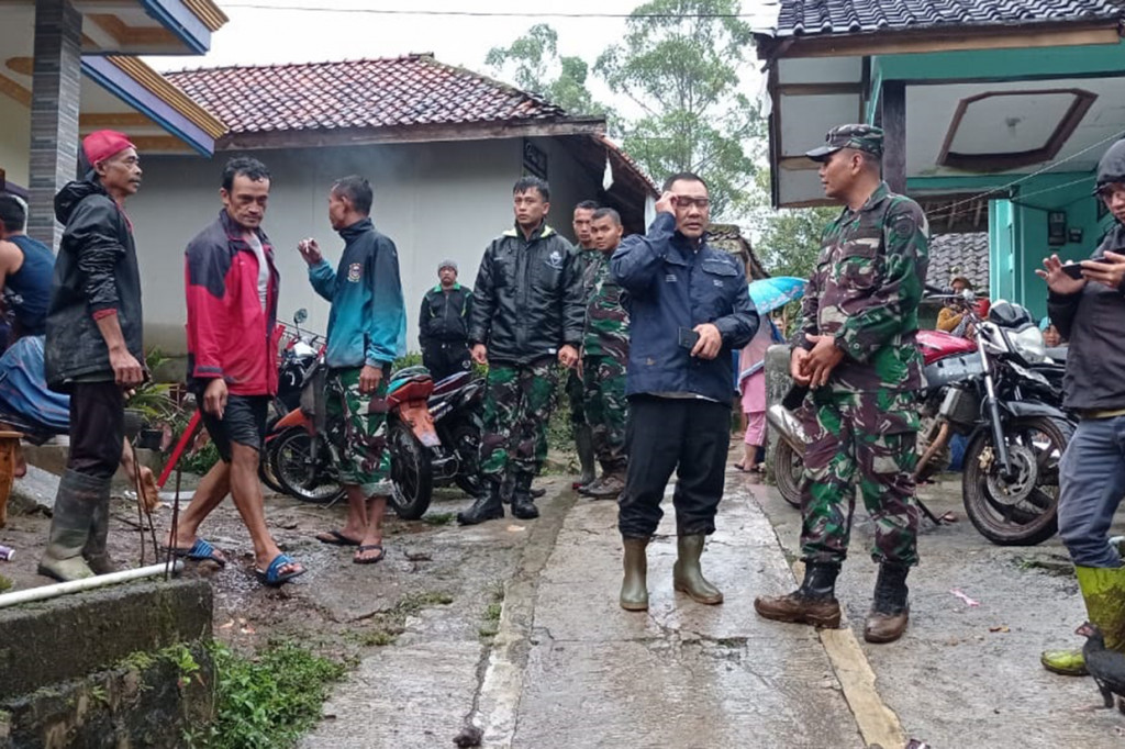 Bencana alam yang menerjang sejumlah kampung di dua kecamatan itu terjadi setelah hujan deras mengguyur Garut pada Rabu, 23 Februari 2022. Hal ini menyebabkan air sungai meluap dan menggenangi rumah warga.