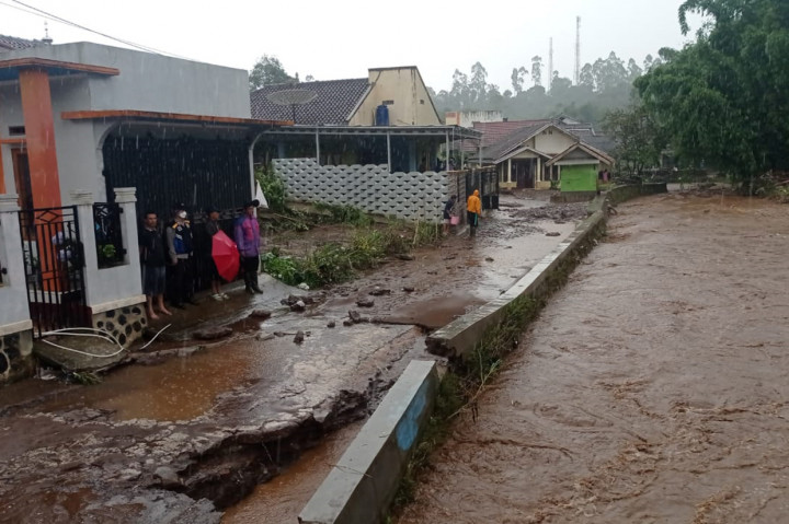 Sebanyak 30 rumah warga terdampak akibat banjir bandang di Kecamatan Cikajang dan Kecamatan Cisurupan, Garut, Jawa Barat.