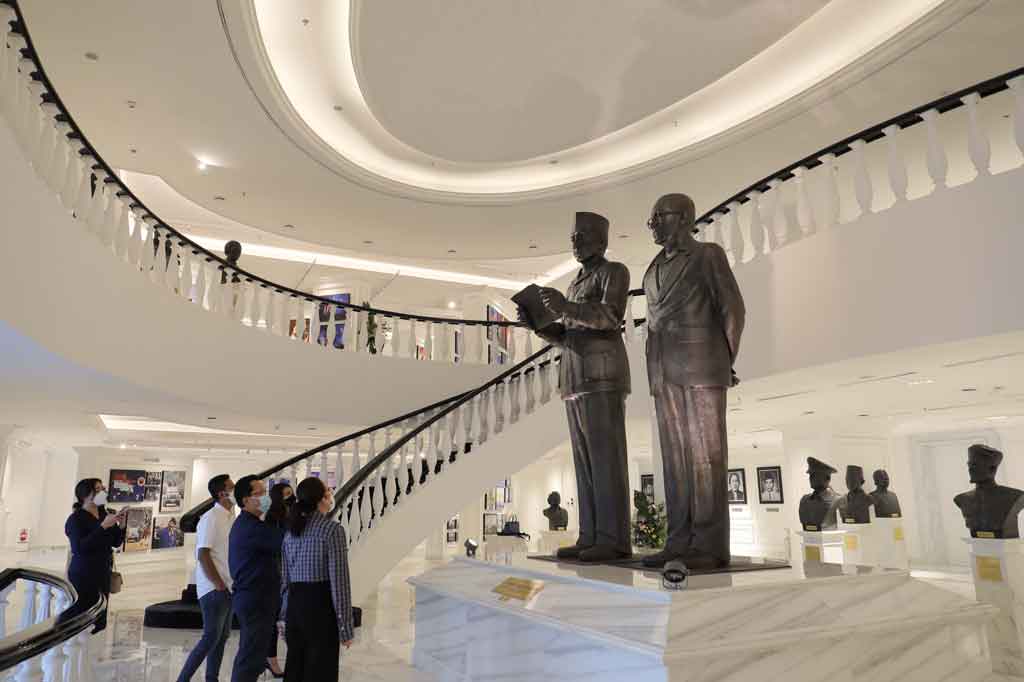 Kader Partai NasDem melihat patung Pahlawan Soekarno-Hatta dan tokoh lainnya yang dibuat seniman Bambang Win saat mengunjungi Galeri Kebangsaan dan Perpustakaan Panglima Hitam di lantai 5-7 NasDem Tower, Jakarta, Rabu, 23 Februari 2022. 