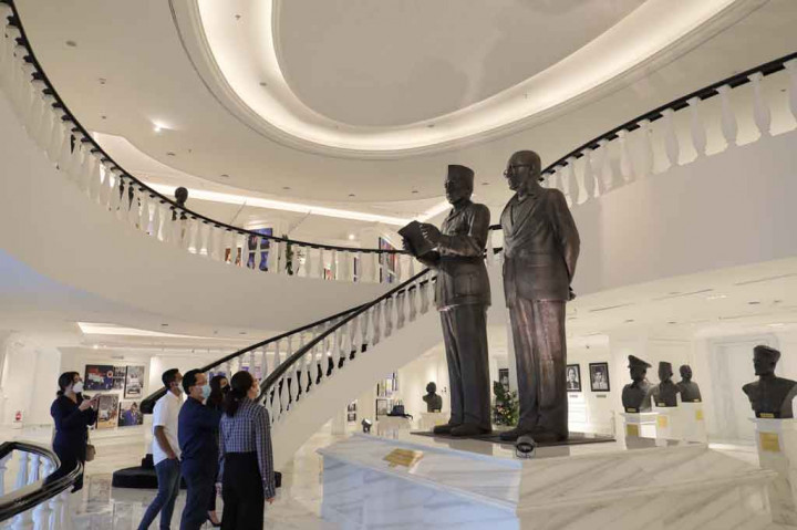 Kader Partai NasDem melihat patung Pahlawan Soekarno-Hatta dan tokoh lainnya yang dibuat seniman Bambang Win saat mengunjungi Galeri Kebangsaan dan Perpustakaan Panglima Hitam di lantai 5-7 NasDem Tower, Jakarta, Rabu, 23 Februari 2022. 