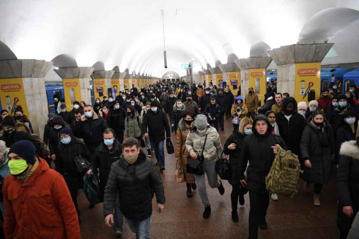 Warga Ukraina yang ketakutan mencari perlindungan di stasiun kereta bawah tanah ketika sirene serangan udara terdengar di kota-kota utama negara itu, pasca-Rusia meluncurkan serangan militer, Kamis, 24 Februari 2022.