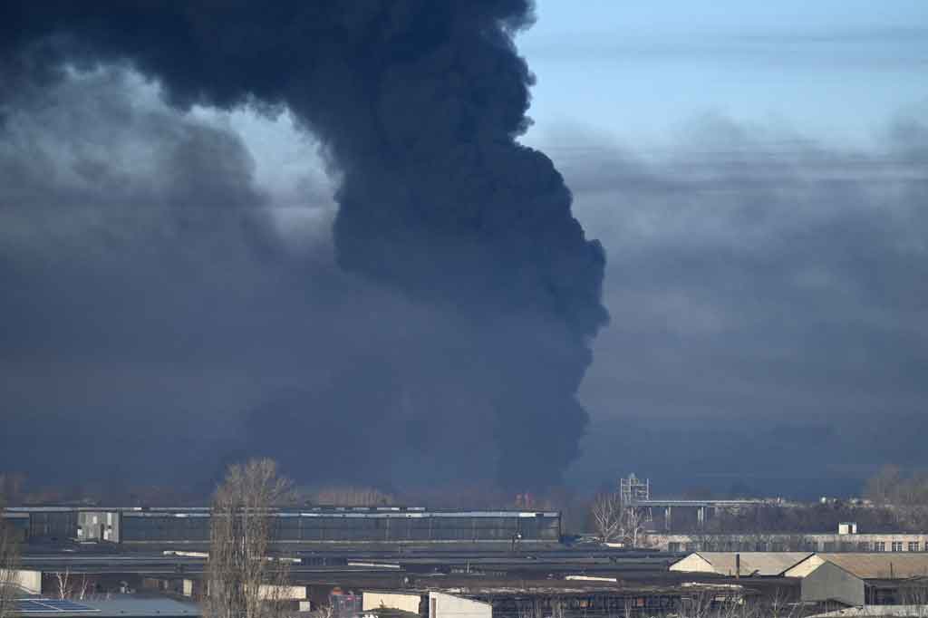 Banyak orang di kota berpenduduk tiga juta orang itu terbangun oleh serangkaian ledakan mengerikan yang bergema di beberapa tempat di kejauhan di tengah malam. Pejabat pertahanan Ukraina kemudian mengatakan bahwa bandara internasional utama Kyiv telah menjadi target serangan bom Rusia.