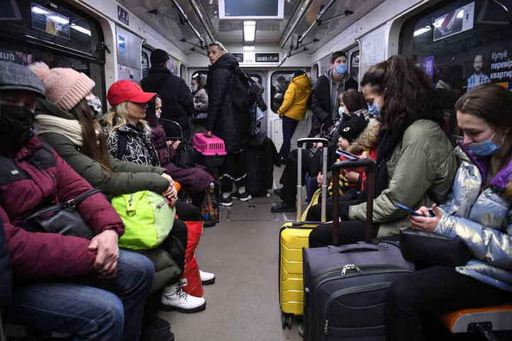 Wartawan AFP melihat orang-orang membawa koper ke terminal bus dan stasiun kereta api dalam upaya untuk keluar dari Kyiv dan bergerak lebih jauh ke barat.