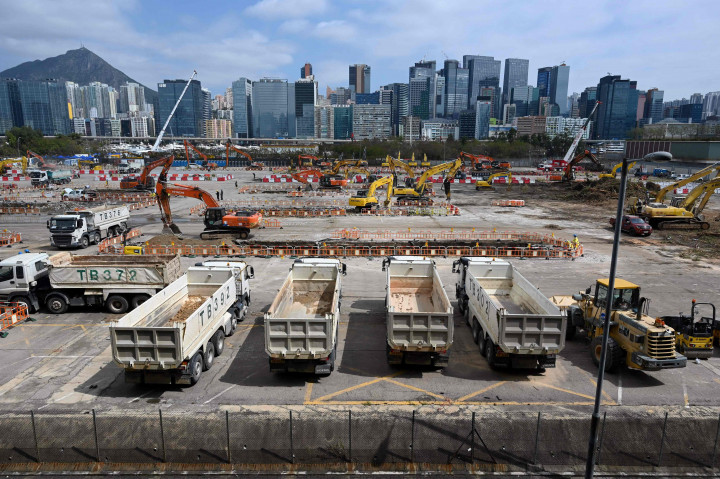 Pemandangan umum menunjukkan lokasi konstruksi fasilitas isolasi sementara pasien Covid-19 dibangun di Terminal Kapal Pesiar Kai Tak di Hong Kong, 24 Februari 2022.