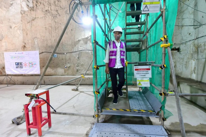 Selain itu, dia menginstruksikan agar studi kelayakan atau feasibility study (FS) untuk East-West Line juga segera diselesaikan. Hal ini agar DKI Jakarta memiliki transportasi yang modern dan terintegrasi.