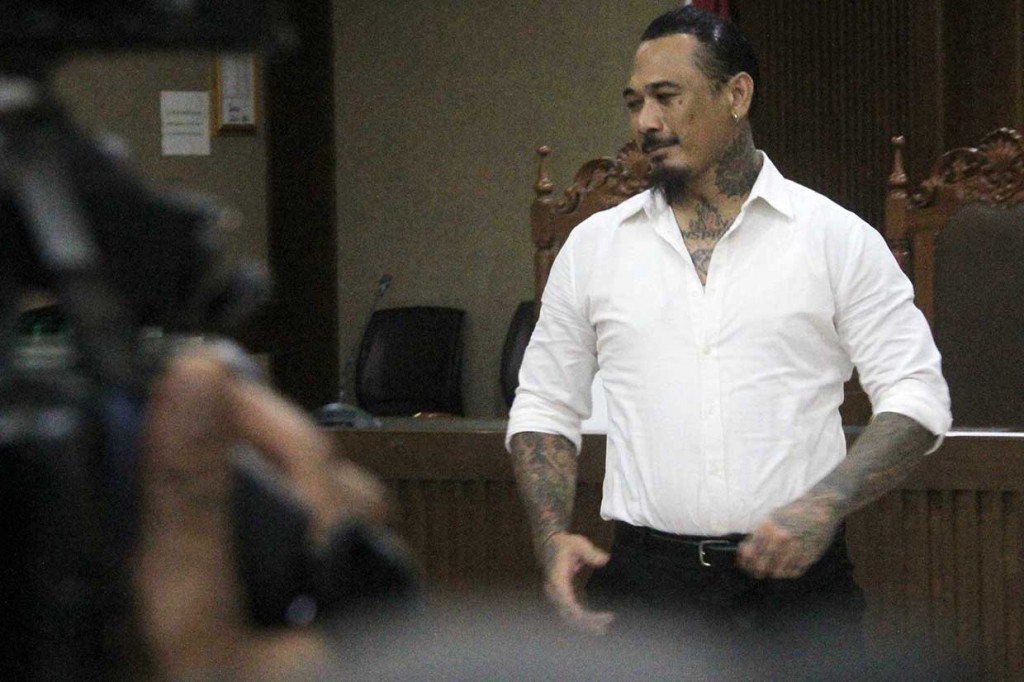 Terdakwa yang juga musisi I Gede Ari Astina atau Jerinx Superman is Dead (SID) saat akan menjalani sidang lanjutan kasus pengancaman melalui media elektronik pada Adam Deni beragendaka pebacaan putusan majelis Hakim di Pengadilan Negeri (PN) Jakarta Pusat, Jakarta, Kamis, 24 Februari 2022.