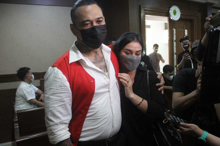 Dalam sidang putusan ini, Majleis Hakim Pengadilan Negeri (PN) Jakarta Pusat menjatuhkan pidana kepada Jerinx 'SID' dengan penjara selama satu tahun dan membayar denda sebesar Rp 25 juta. Dengan ketentuan, bilamana tidak dibayar, terdakwa diwajibkan menjalani kurungan pidana selama satu bulan.