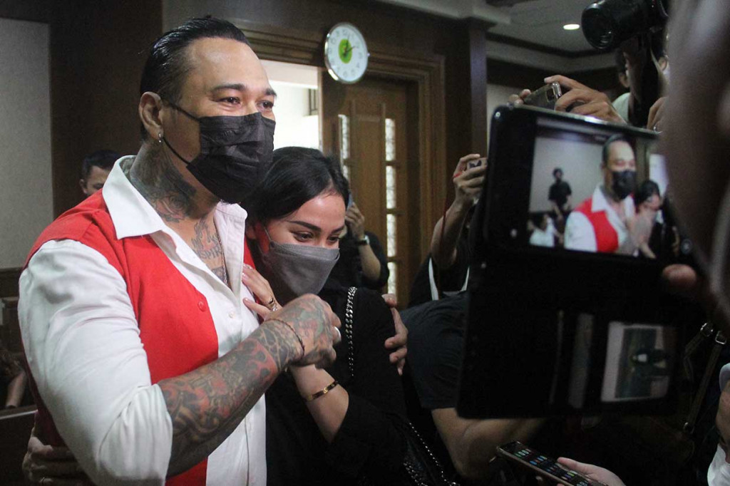 Vonis tersebut lebih ringan dari tuntutan Jaksa Penuntut Umum (JPU). Sebelumnya, Jaksa I Gede Eka Hariana menuntut terdakwa Jerinx dengan hukuman 2 tahun penjara dan denda Rp 50 juta subsider 2 bulan kurungan.