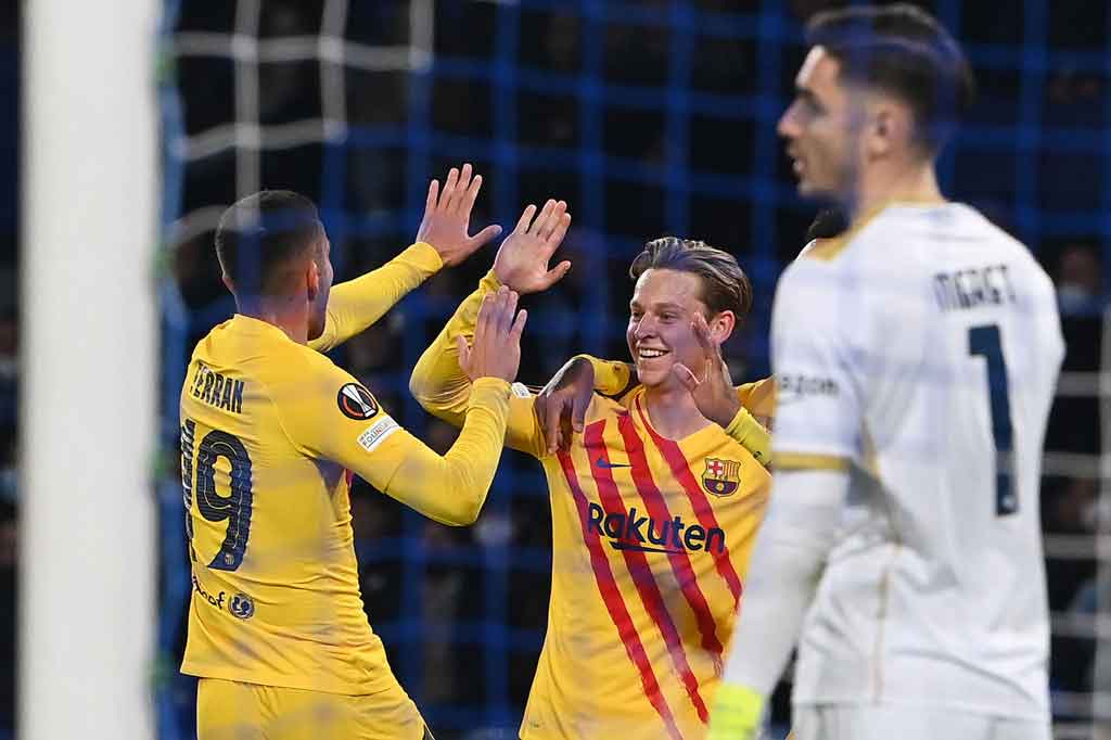 Lima menit berselang Blaugrana menggandakan keunggulan. Kali ini gol dicetak oleh Frenkie De Jong yang melepaskan tembakan melengkung dari luar kotak penalti dan mengarah ke pojok atas kanan gawang yang gagal diantisipasi Meret. Barcelona unggul 2-0.  