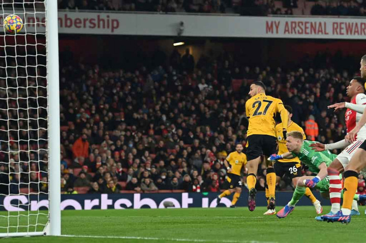 Wolves langsung menggebrak lewat gol Romain Saiss pada menit ke-6. Sayangnya gol tersebut dianulir wasit karena sang pemain dalam posisi offside.