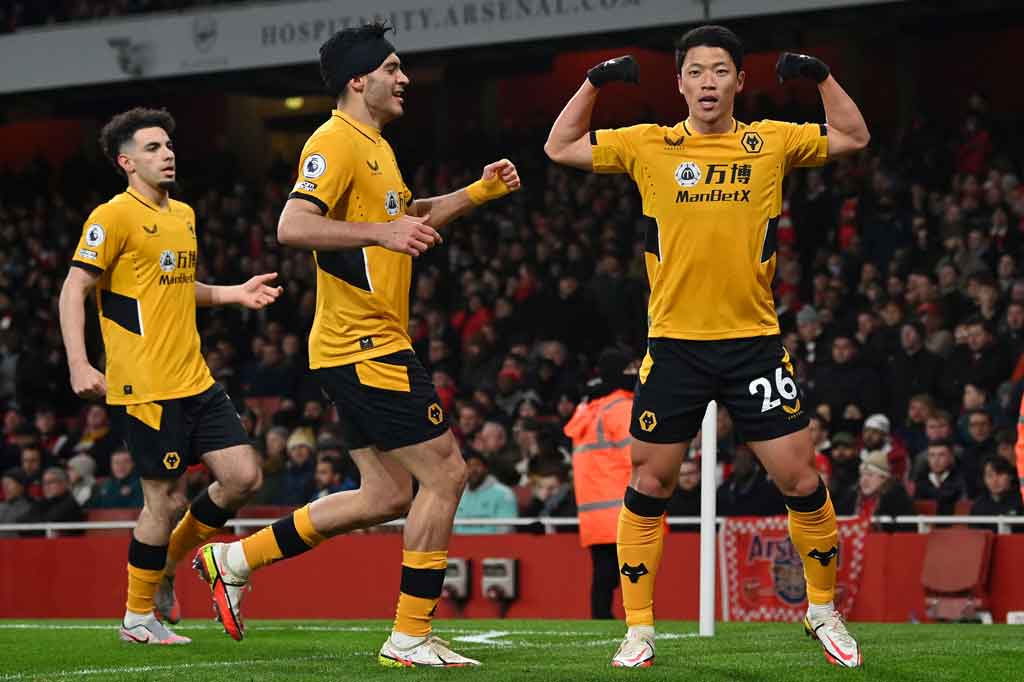 Tim tamu akhirnya benar-benar berhasil menjebol gawang tuan rumah pada menit ke-10. Gol berawal saat bek Arsenal Gabriel Magalhaes mengoper bola ke kiper Aaron Ramsdale. Bola kemudian direbut Hwang Hee-Chan yang kemudian menceploskannya ke gawang kosong. Skor menjadi 1-0 untuk Wolves.